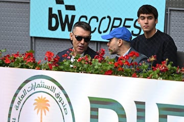 Jesús Vázquez y su marido, Roberto Cortés asisten al partido de octavos de final del Mutua Madrid Open que durante el partido que los tenistas Andréi Rublevv y Carlos Alcaraz disputaron en el Mutua Madrid Open.