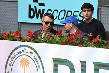 Jesús Vázquez y su marido, Roberto Cortés asisten al partido de octavos de final del Mutua Madrid Open que durante el partido que los tenistas Andréi Rublevv y Carlos Alcaraz disputaron en el Mutua Madrid Open.