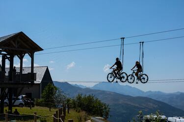 La primera parada del Tour de Francia en los Pirineos, una 12ª etapa que conquistó Tadej Pogacar, fue todo un espectáculo. Pero también fuera del asfalto, donde varios aficionados contaron con unas vistas privilegiadas de la jornada de la Grande Boucle. Los más valientes se atrevieron a completar una sesión de cuerda floja con la bicicleta en Hautacam.
