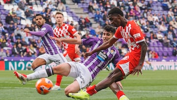 VALLADOLID 13/05/2025.- El delantero colombiano del Girona Yáser Asprilla (d) remata a portería durante el partido de LaLiga entre el Real Valladolid y el Girona, este martes en el estadio José Zorrilla. EFE/R. GARCIA.