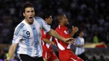 <b>DEBUT Y GOL.</b> Higuaín debutó contra Perú y marcó el primer gol de Argentina.