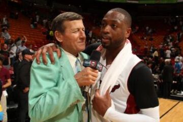 Dwyane Wade abraza a Sager este pasado mes de abril.