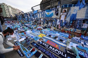 Numerosos aficionados del club italiano se han acercado a los alrededores del estadio San Paolo para dar el último adiós al astro argentino. Las inmediaciones de la casa del Nápoles se han convertido en un santuario de Diego antes del encuentro frente a la Roma.