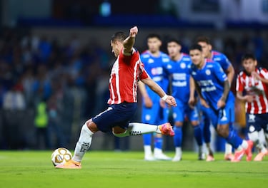 Lanzamiento desde los once metros del jugador nacido en Guadalajara, una ciudad del oeste de México.