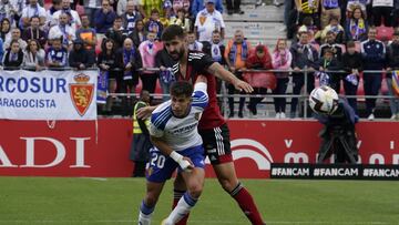 Raúl Navas trata de impedir el avance de Giuliano Simeone en la última jornada.