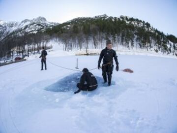 El pasado fin de semana tuvo lugar en Ibon de Baños, Huesca, la primera inmersión nocturna bajo hielo documentada de España.