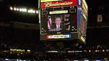 <b>EL MENSAJE DE BUSH</B>. El partido entre los Hornets de New Orleans contra los Knicks, como muchos otros, fue interrumpido para escuchar el anuncio por parte del presidente de Estados Unidos, George Bush, del comienzo de la guerra contra Irak.