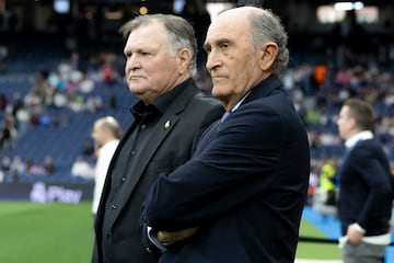 Jos谷 Antonio Camacho, entrenador de las Leyendas del Real Madrid, junto a Pirri, presidente de honor del Real Madrid.