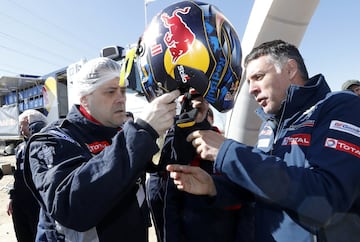 Tomás Roncero ejerció de copiloto de Carlos Sainz por un día en la base militar del Goloso a los mandos del Peugeot 3008 DKR Maxi, el mismo coche con el que el bicampeón ganó el Dakar 2018.