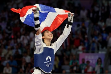 Panipak Wongpattanakit celebra su oro en los Juegos de París. 