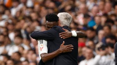 Vinicius Junior celebra uno de sus goles junto a su entrenador, Carlo Ancelotti.