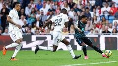 MADRID, 29/04/2023.- El delantero belga de la UD Almería Largie Ramazani (d) disputa una posesión ante Antonio Rüdiger (c), defensa alemán del Real Madrid durante el encuentro correspondiente a la jornada 32 de LaLiga Santander que se disputa este sábado entre el Real Madrid y la UD Almería en el Santiago Bernabéu de Madrid. EFE/ Rodrigo Jiménez
