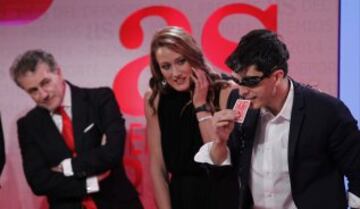 Premios AS 2014. El mago Jorge Luengo con Mireia Belmonte y Enrique Garc¨ªa
Candelas.