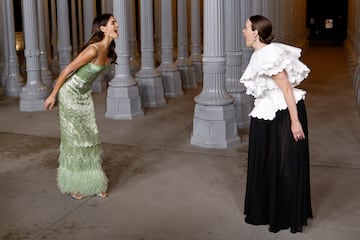 Kaia Gerber y Sarah Paulson se gritan durante la Gala de Arte y Cine LACMA 2024 presentada por Gucci en el Museo de Arte del Condado de Los Ángeles el 2 de noviembre de 2024 en Los Ángeles, California.