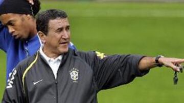 <b>EN LO MÁS ALTO.</b> El técnico brasileño se marchará si vence en Alemania.