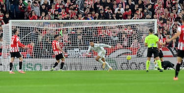 0-1. Arranca Kylian Mbappé casi desde el centro del campo, se planta en el balcón del área del Athletic y finaliza con la derecha, al palo largo de Unai Simón.