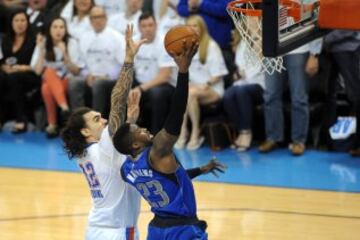 Wesley Matthews lanza a canasta ante Steven Adams.