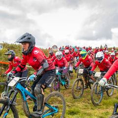 Rachel Atherton persigue a 200 bikers en Red Bull Fox Hunt 2018