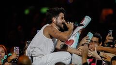 Camilo cantó descalzo y este meme se hizo viral en Twitter: “Así quedaron los pies”