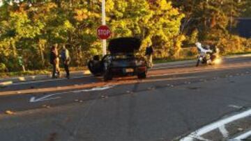 El Corvette de Fred Jackson estampado contra un poste de la carretera.