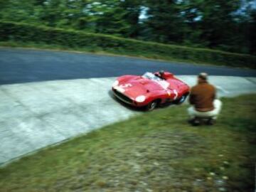 El modelo 335S de Ferrari durante la carrera de las 6 horas de Nuremberg en mayo de 1957. Peter Collins, al volante, compartía durante la prueba el coche con Olivier Gendebien.