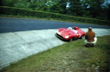 El modelo 335S de Ferrari durante la carrera de las 6 horas de Nuremberg en mayo de 1957. Peter Collins, al volante, compartía durante la prueba el coche con Olivier Gendebien.