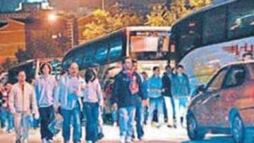 <b>CAOS. </b>Hinchas y coches en medio de la calle para ir al fútbol. El Calderón es un caos los días de fútbol.