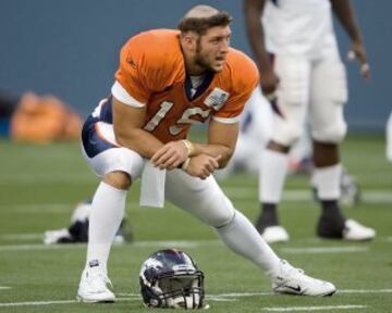 El exjugador de la NFL sufrió este 'peinado' a mano de sus compañeros en los Denver Broncos.