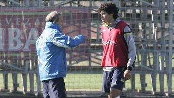 Víctor Muñoz da unas indicaciones a Jesús Vellejo en la Ciudad Deportiva del Real Zaragoza en la temporada 2014-15.