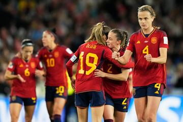 Las jugadoras españolas felicitan a Olga Carmona tras marcar el 1-0.