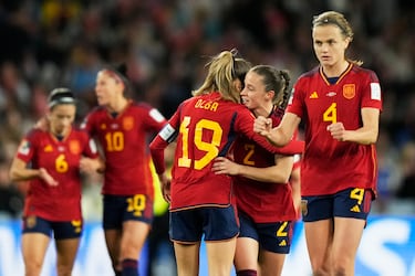 Las jugadoras españolas felicitan a Olga Carmona tras marcar el 1-0.