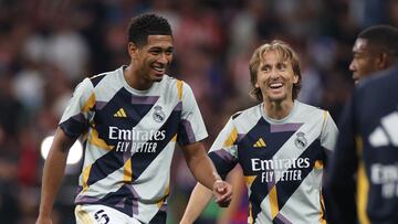 Soccer Football - LaLiga - Atletico Madrid v Real Madrid - Metropolitano, Madrid, Spain - September 24, 2023  Real Madrid's Jude Bellingham and Luka Modric during the warm up before the match REUTERS/Isabel Infantes