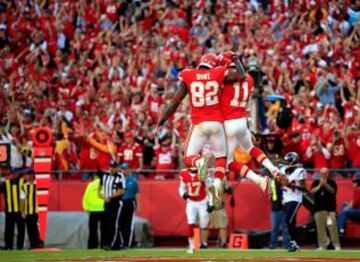Dwayne Bowe de los Kansas City Chiefs celebra con su compañero Alex Smith un touchdown en el encuentro contra los Houston Texans.