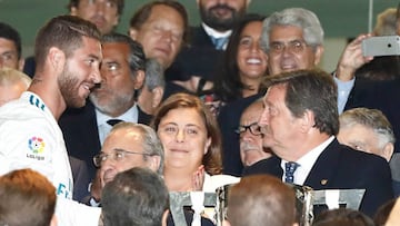 Juan Luis Larrea entrega a Ramos el trofeo de campe&oacute;n de Liga 2016-2017 en el palco del Santiago Bernab&eacute;u.