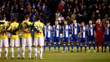 GRAF8348. A CORUÑA, 23/02/2018.- Los jugadores del Espanyol y Deportivo guardan un minuto de silencio en memoria del ertzaina Inocencio Alonso, fallecido ayer en las inmediaciones de San Mamés, antes del encuentro correspondiente a la jornad