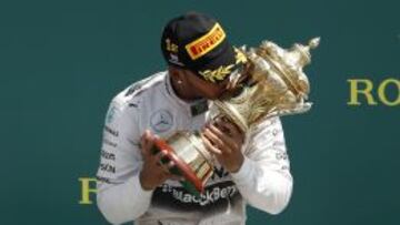 Lewis Hamilton celebrando la victoria en Silverstone