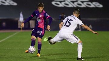 GRAF5740. MARBELLA (MÁLAGA), 05/01/2021.- El lateral del Valladolid Pablo Hervías (i) juega un balón ante Juanmi Callejón, del Marbella, durante el partido de la Copa del Rey que disputan esta noche en el Estadio Municipal Anto