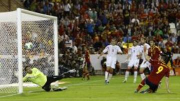 Remate de Negredo durante el partido clasificatoria contra Georgia