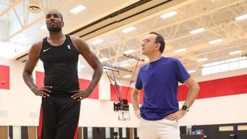 Serge Ibaka y Hugo L&oacute;pez, nuevo seleccionador de Suecia, este verano.