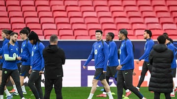 Flick dirige el entrenamiento de sus jugadores en el estadio del Benfica.