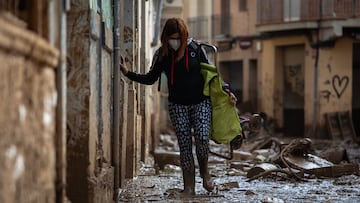 Una mujer en una de las zonas afectadas por la DANA, a 8 de noviembre de 2024, en Paiporta, Valencia, Comunidad Valenciana (España). Diez días después de la tragedia, los servicios de emergencia apuran hasta el límite la búsqueda de desaparecidos por la DANA en Valencia. El número de víctimas mortales se mantiene en 219 y los desaparecidos por el momento, son 78. Hoy, el Gobierno ha anunciado que el próximo Consejo de Ministros aprobará nuevas ayudas para los afectados de la DANA, que se van a poder devolver en cinco o siete años.
08 NOVIEMBRE 2024;DANA;TEMPORAL;EMERGENCIA;VÍCTIMAS;LLUVIA
Alejandro Martínez Vélez / Europa Press
08/11/2024