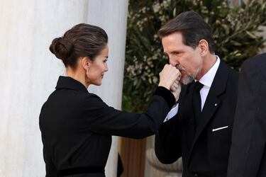 El príncipe heredero de Grecia, Pavlos, saluda a la reina Doña Letizia antes del inicio del funeral de Constantino II de Grecia. 