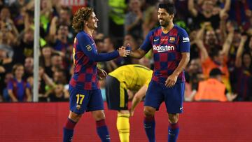 Griezmann y Luis Su&aacute;rez celebran el triunfo del Barcelona ayer en el Trofeo Joan Gamper.