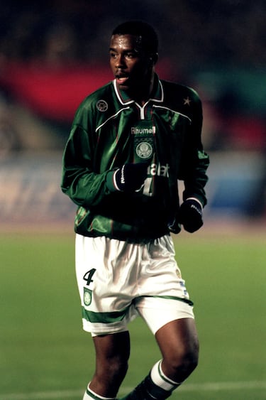 Casi nueve millones de euros pagó el Milan al Palmeiras en la temporada 00/01. Con el club italiano consiguió levantar la Champions League de la temporada 02/03. Además, con Brasil levantó la Copa del Mundo del 2002.