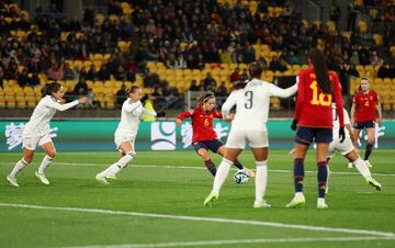Aitana marca el segundo gol. La centrocampista no perdona y marca un golazo desde dentro del área para marcar el segundo.