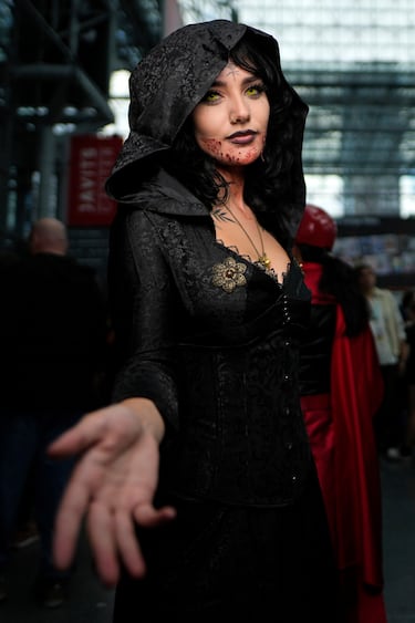 Un asistente disfrazado de un personaje de Resident Evil posa durante la Comic Con de Nueva York en el Centro de Convenciones Jacob K. Javits.