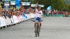 Tom Pidcock celebra su victoria en los Mundiales de Glasgow en la prueba MTB de XCO.