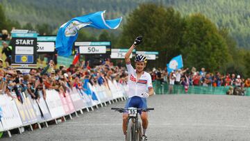 Tom Pidcock celebra su victoria en los Mundiales de Glasgow en la prueba MTB de XCO.