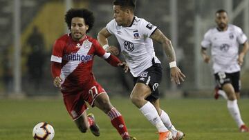Futbol, Colo Colo vs Curico Unido. Segunda fecha, segunda vuelta Campeonato 2019. El jugador de Colo Colo Javier Parraguez disputa el balon con Carlos Suarez de Curico Unido durante el partido de primera division realizado en el estadio Monumental de Sa