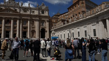 People watch as black smoke rises from the chimney on the Sistine Chapel, indicating no decision has been made to elect a new pope, at the Vatican, May 8, 2025. REUTERS/Eloisa Lopez